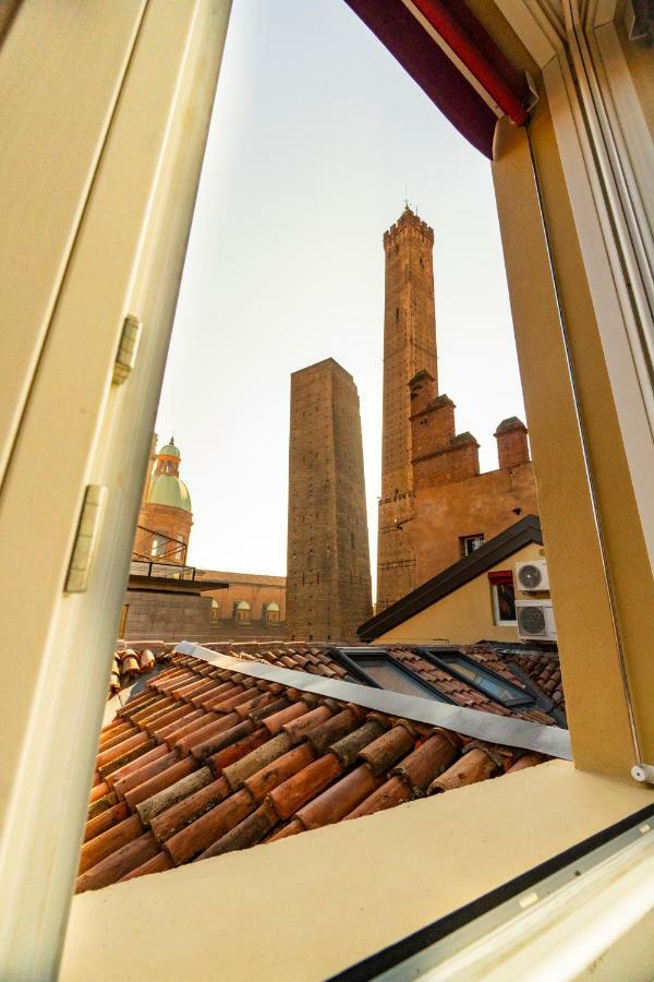 Asinelli Panoramic Rooftop, In Front Of The Two Towers Bologna Exterior photo