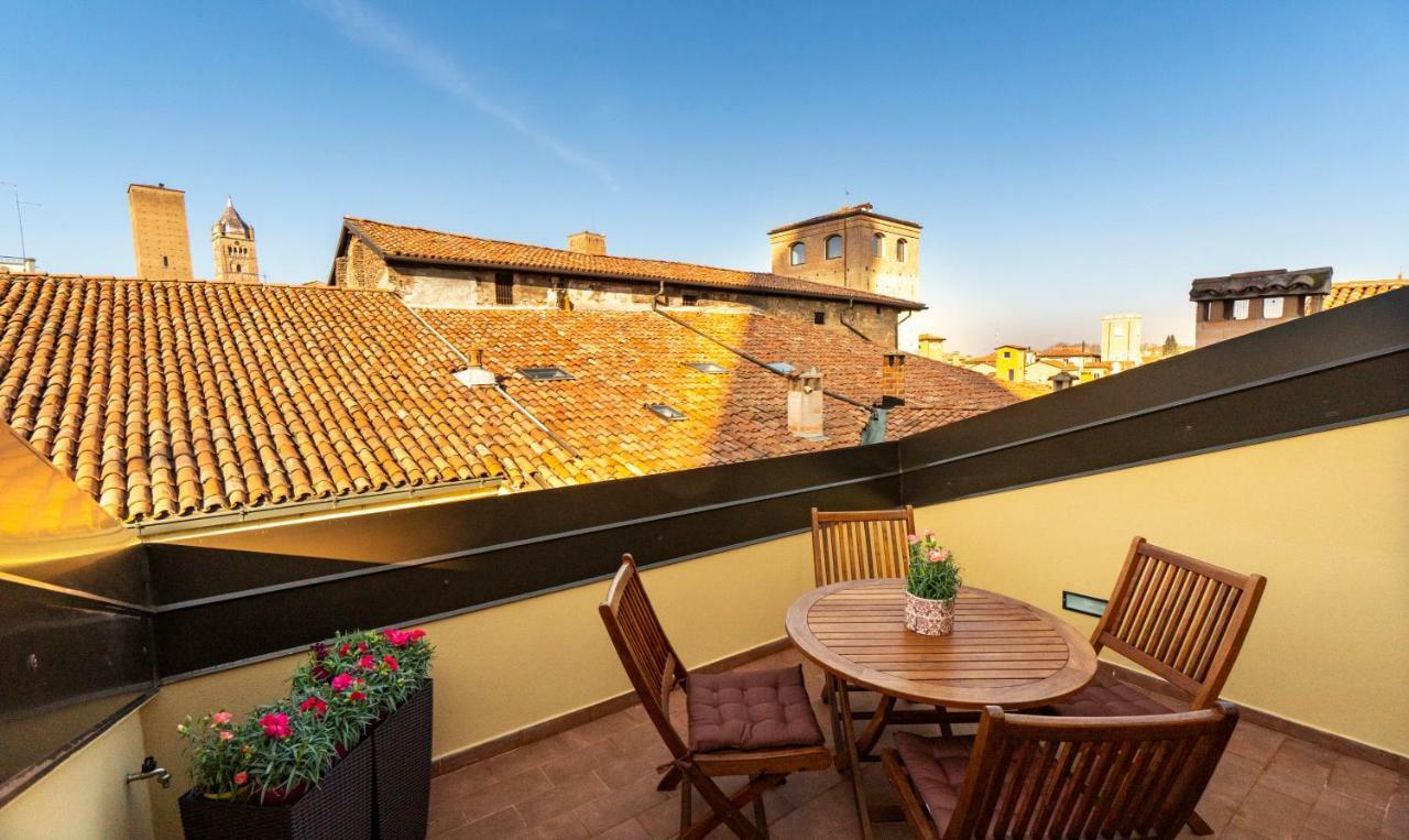 Asinelli Panoramic Rooftop, In Front Of The Two Towers Bologna Exterior photo