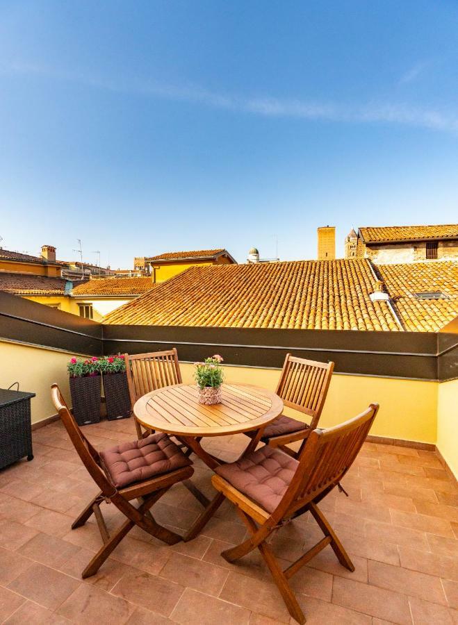 Asinelli Panoramic Rooftop, In Front Of The Two Towers Bologna Exterior photo