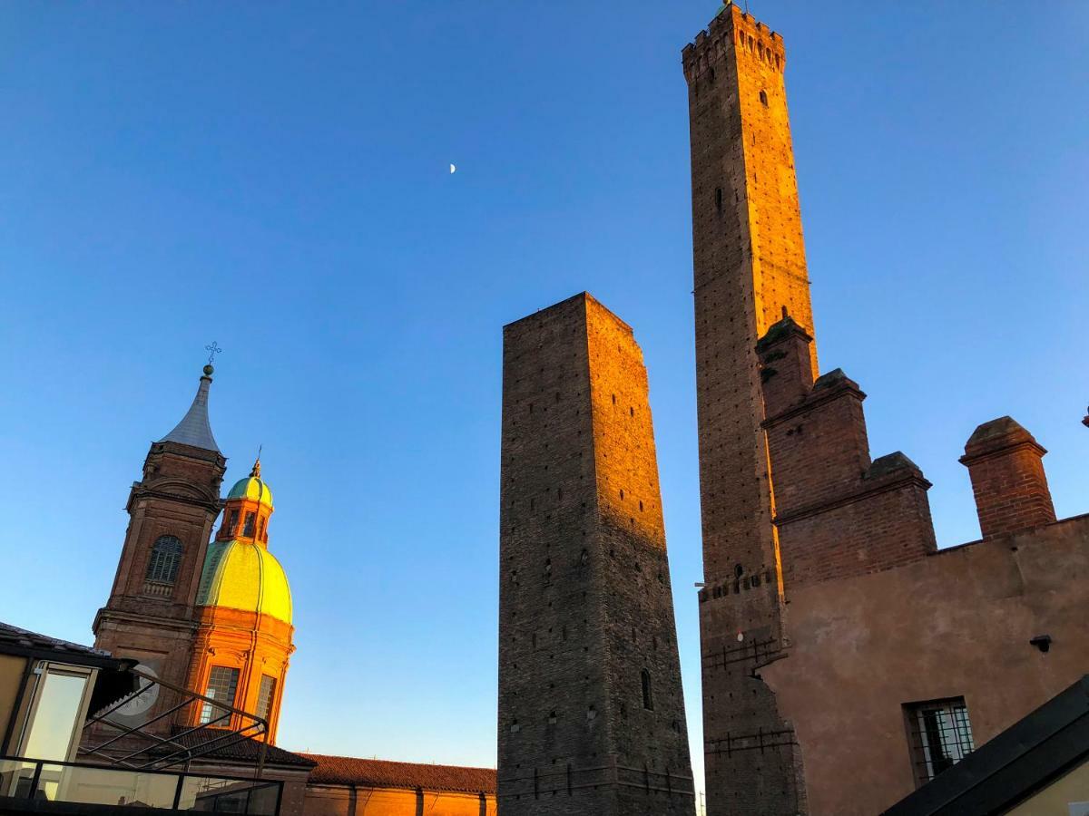 Asinelli Panoramic Rooftop, In Front Of The Two Towers Bologna Exterior photo
