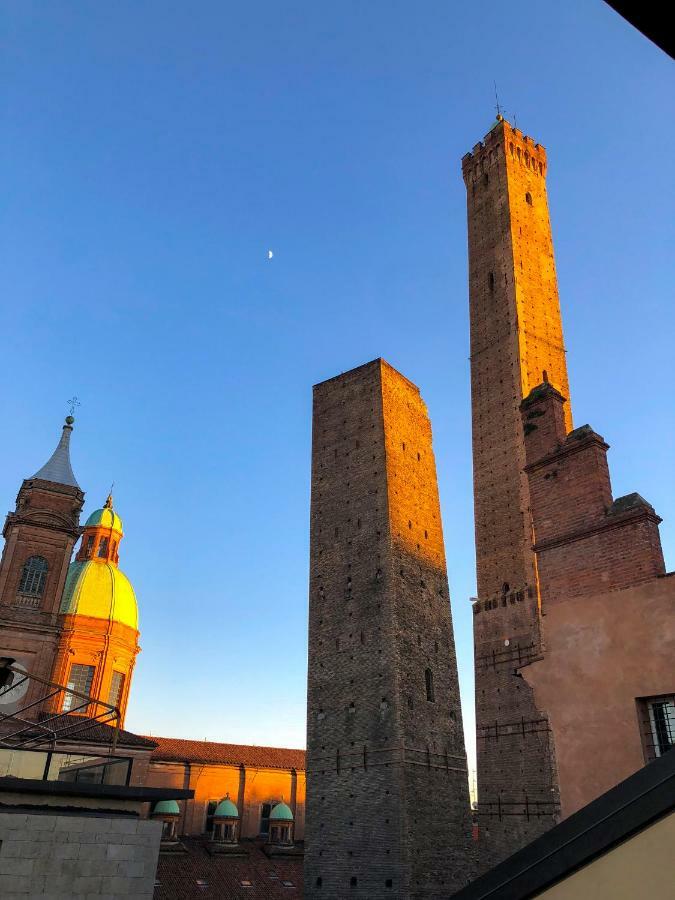 Asinelli Panoramic Rooftop, In Front Of The Two Towers Bologna Exterior photo
