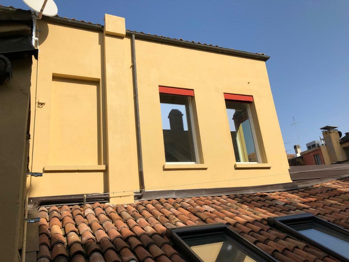 Asinelli Panoramic Rooftop, In Front Of The Two Towers Bologna Exterior photo