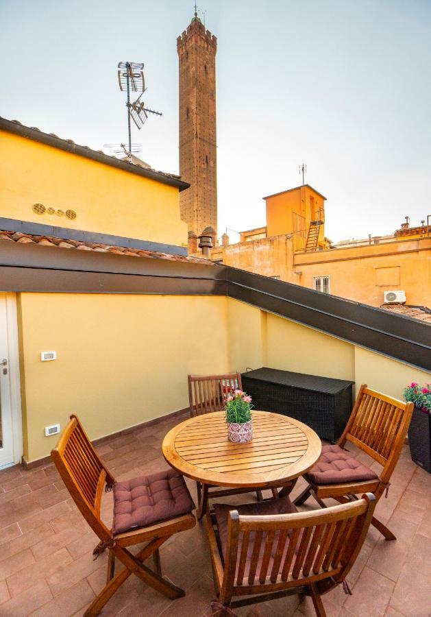 Asinelli Panoramic Rooftop, In Front Of The Two Towers Bologna Exterior photo