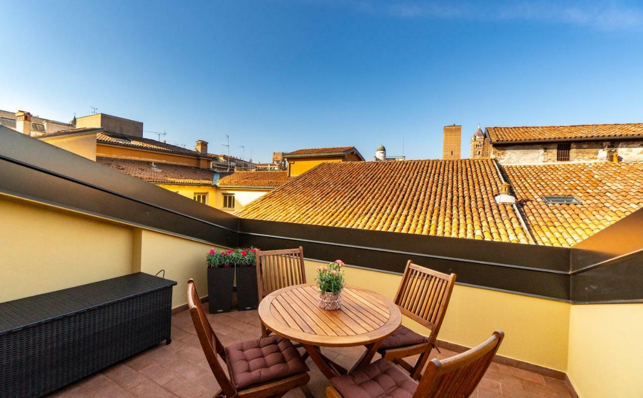 Asinelli Panoramic Rooftop, In Front Of The Two Towers Bologna Exterior photo