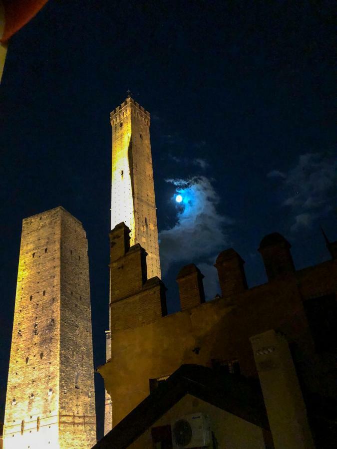 Asinelli Panoramic Rooftop, In Front Of The Two Towers Bologna Exterior photo